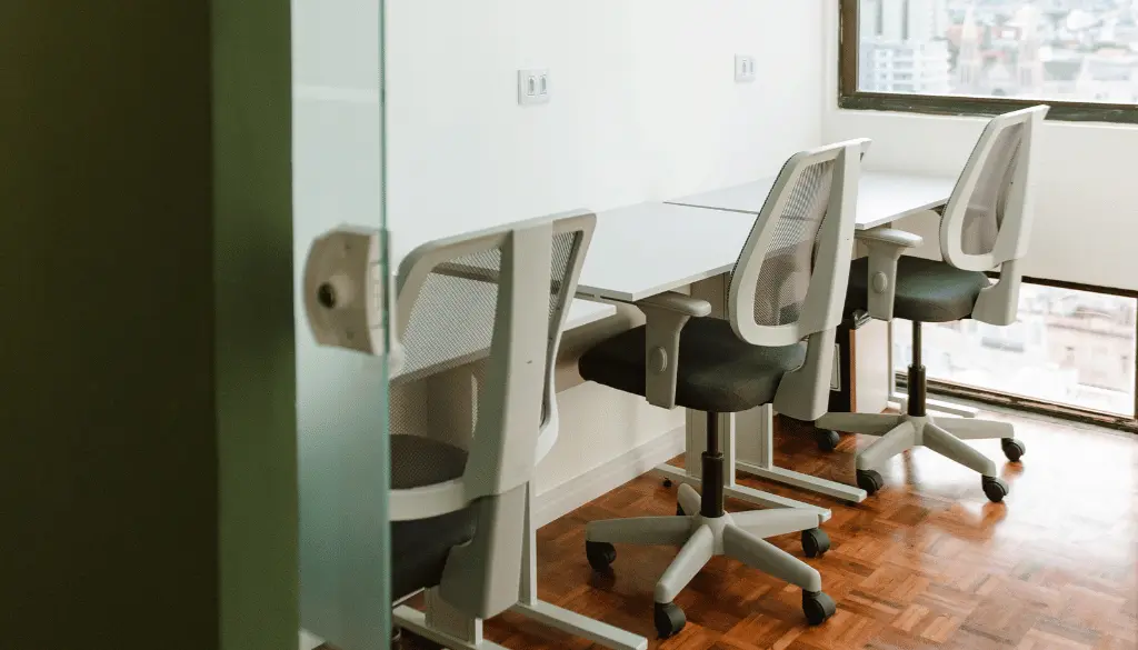 Sala privativa do Esquina Coworking com decoracao