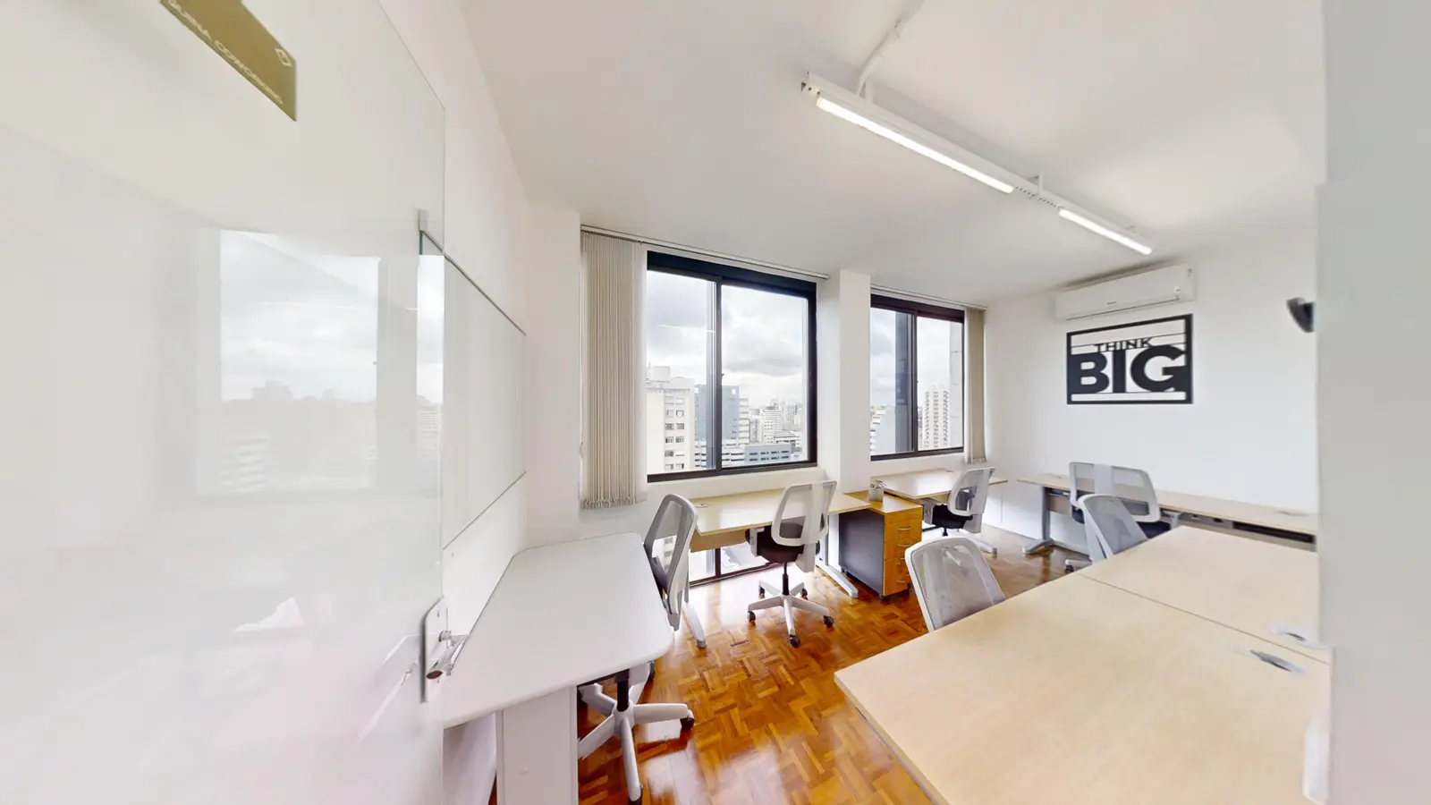 Sala privativa do Esquina Coworking com mesa e cadeiras