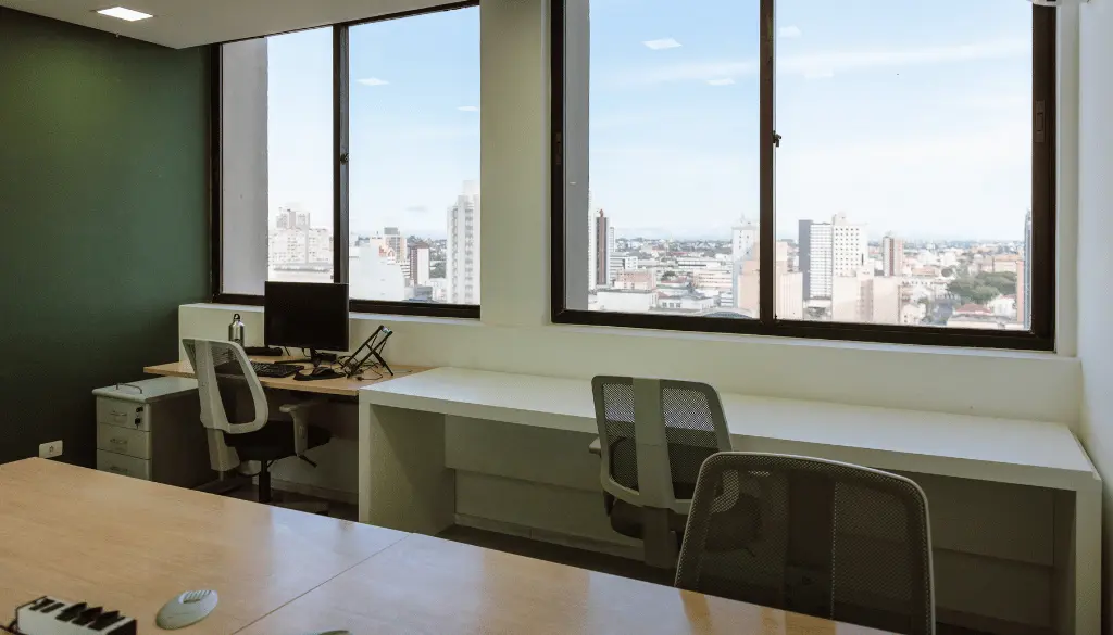 Sala privativa do Esquina Coworking com mesa e cadeiras