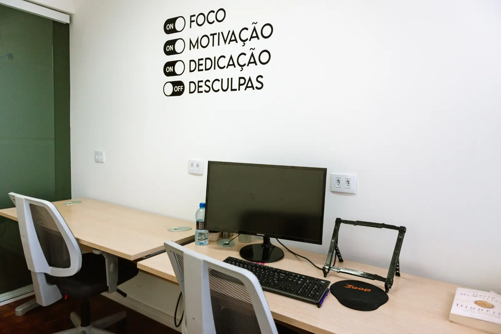Sala privativa do Esquina Coworking com mesa e cadeiras