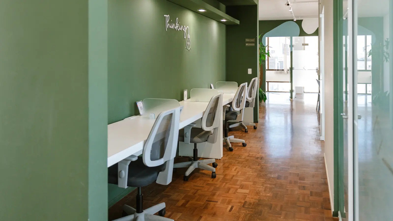 Sala privativa do Esquina Coworking com mesa e cadeiras