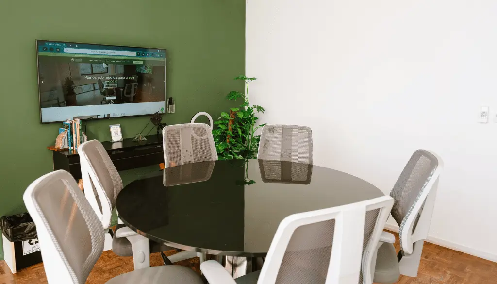 Sala de reuniao do Esquina Coworking com sofa e TV