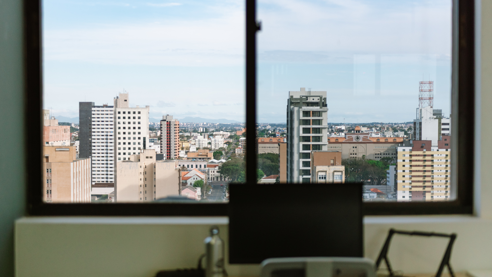Vista Privilegiada em Todas as Salas com Janela - Coworking Esquina Curitiba - Rua Marechal Deodoro Centro