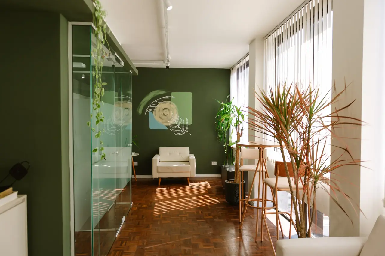 Esquina Coworking — Ambiente interno espaçoso e bem iluminado